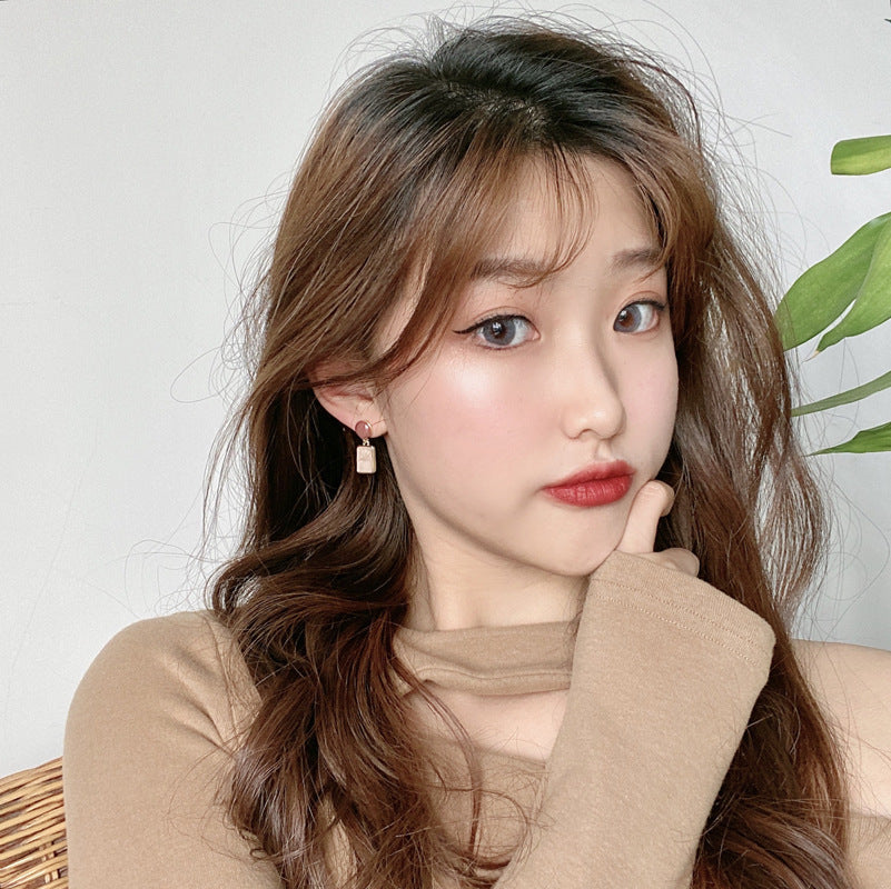 Boucles d'oreilles courtes à motif géométrique en forme de goutte d'huile contrastée