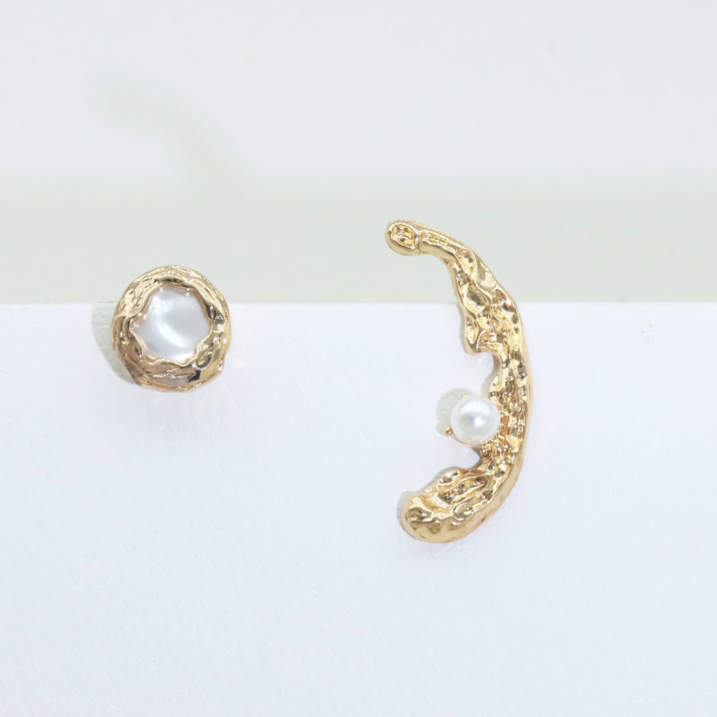 Boucles d'oreilles asymétriques en perles d'imitation baroques