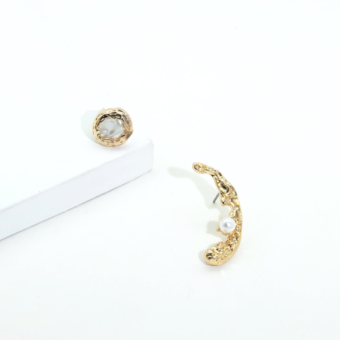 Boucles d'oreilles asymétriques en perles d'imitation baroques