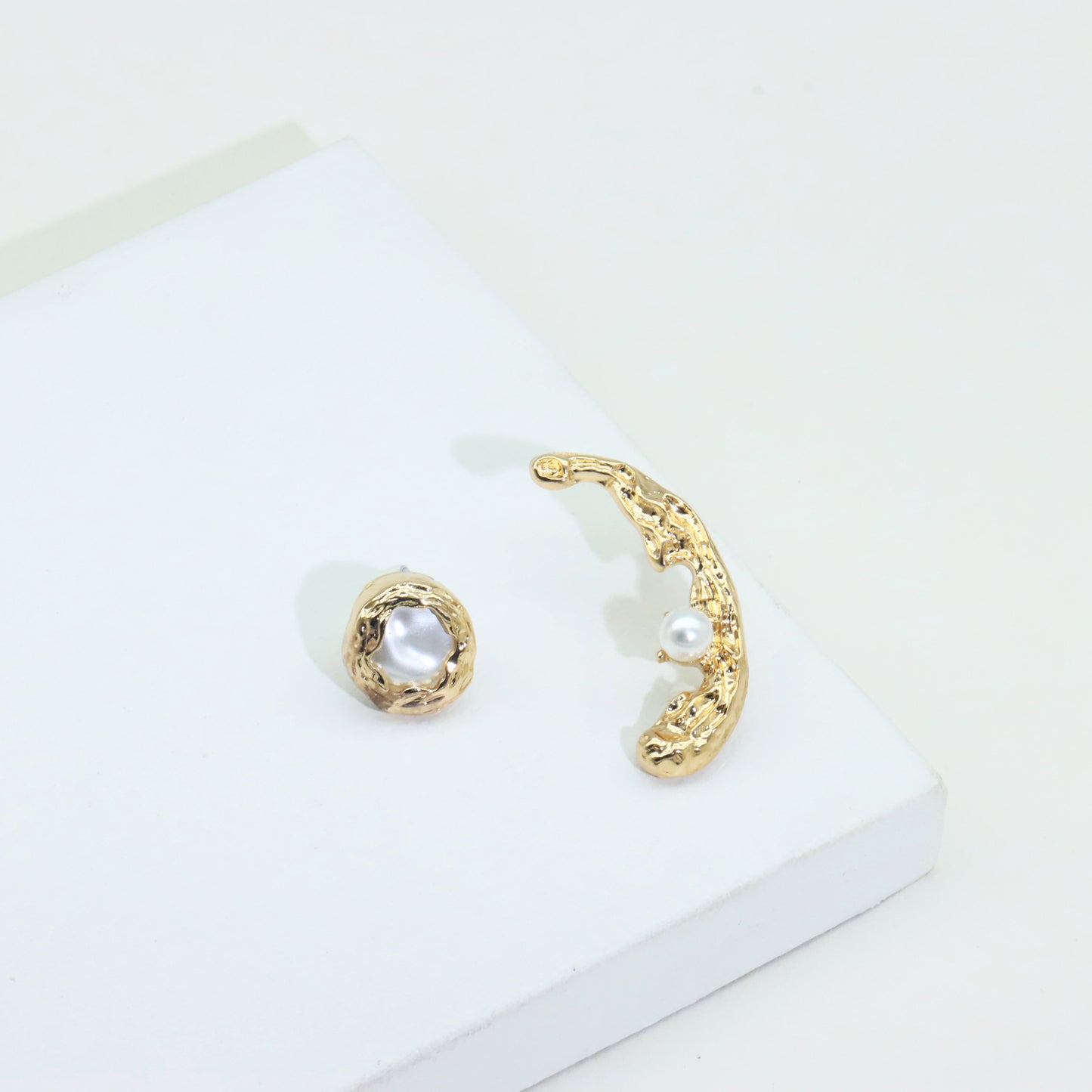 Boucles d'oreilles asymétriques en perles d'imitation baroques