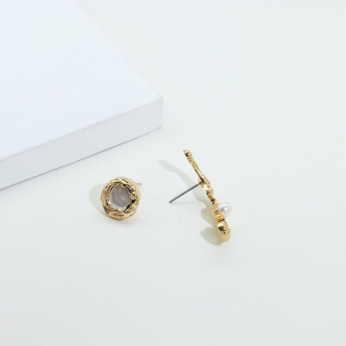 Boucles d'oreilles asymétriques en perles d'imitation baroques