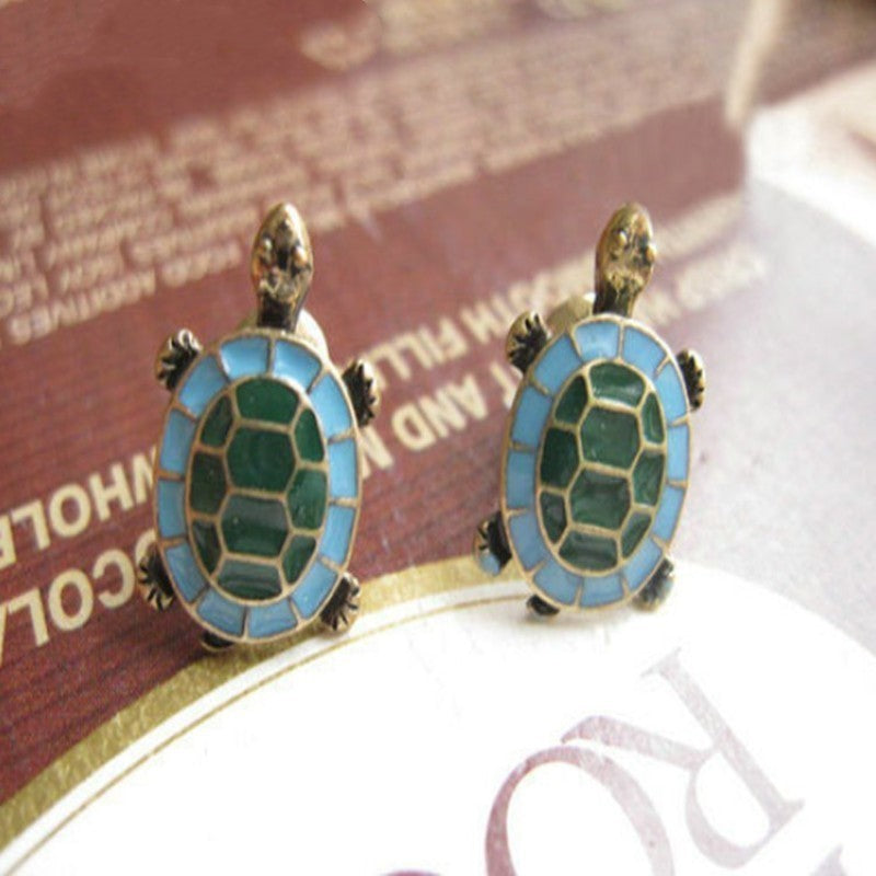 Jolies boucles d'oreilles colorées en forme de tortue à huile.