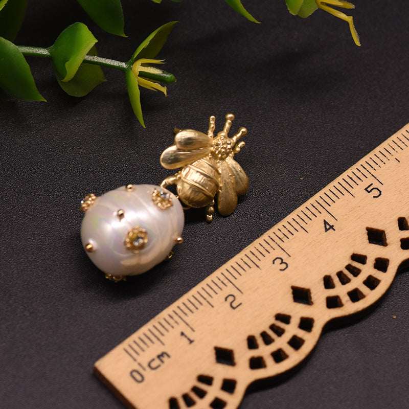 Boucles d'oreilles à aiguille en argent avec perle d'eau douce et abeille