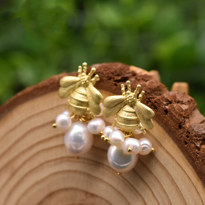 Boucles d'oreilles à aiguille en argent avec perle d'eau douce et abeille