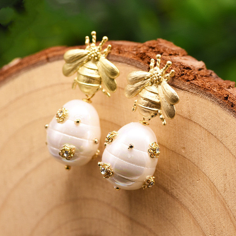 Boucles d'oreilles à aiguille en argent avec perle d'eau douce et abeille