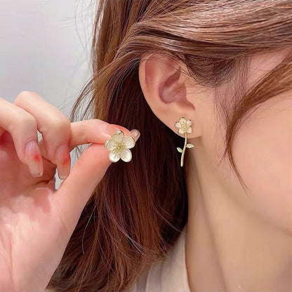 Boucles d'oreilles à tige en forme de fleur émaillée asymétrique rétro pour femme