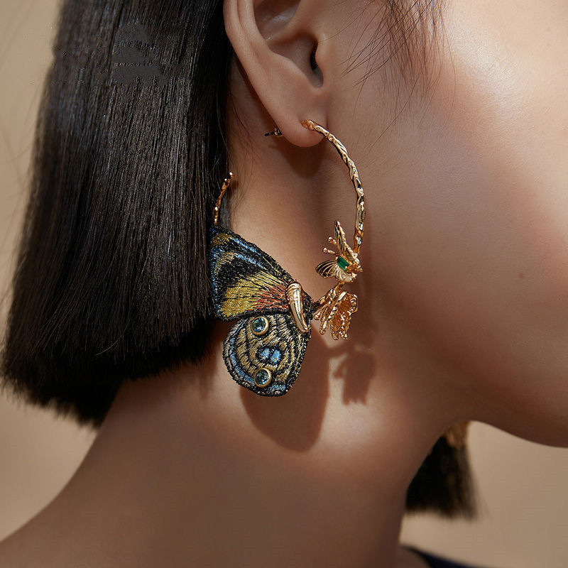 Boucles d'oreilles en cuivre avec broderie papillon