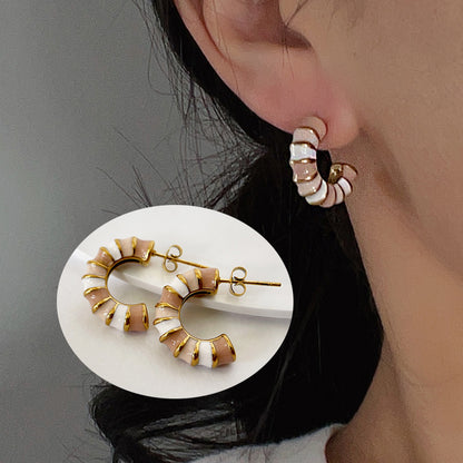 Boucles d'oreilles à tige en bambou en forme de C en émail émaillé goutte à goutte