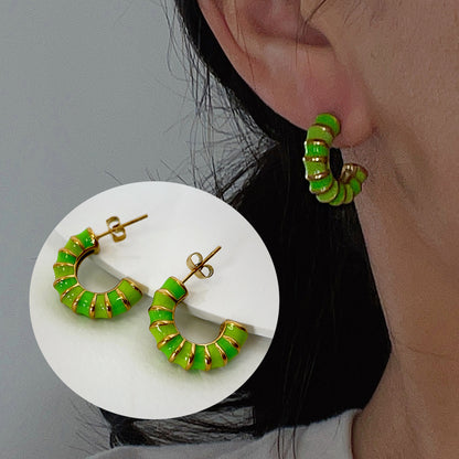 Boucles d'oreilles à tige en bambou en forme de C en émail émaillé goutte à goutte