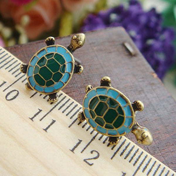 Jolies boucles d'oreilles colorées en forme de tortue à huile.