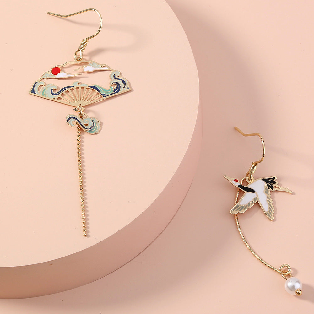 Boucles d'oreilles asymétriques grue émaillée plaqué or 18 carats