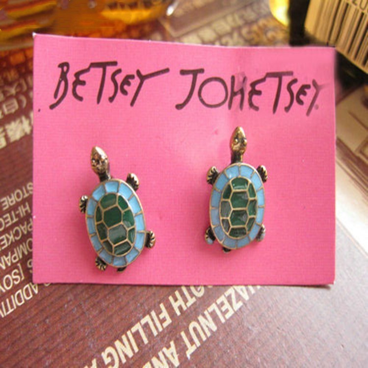 Jolies boucles d'oreilles colorées en forme de tortue à huile.