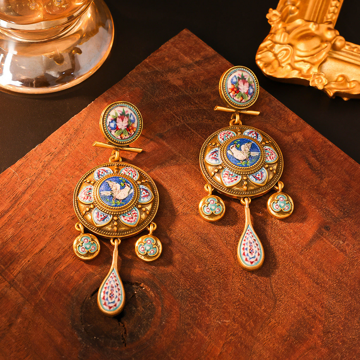 Vintage Court Style Rattle Drum Cygne Earrings