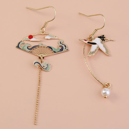 Boucles d'oreilles asymétriques grue émaillée plaqué or 18 carats