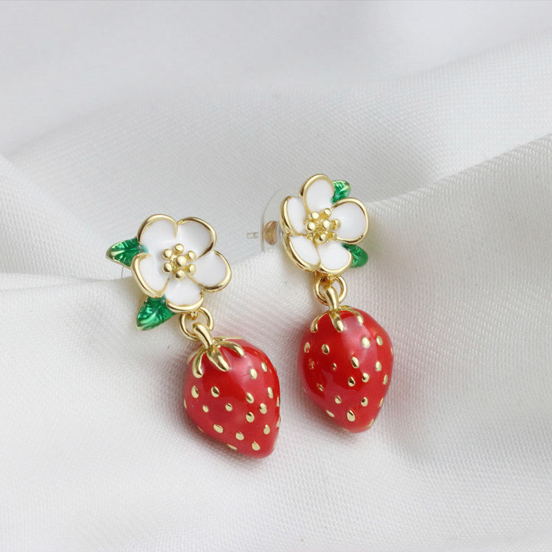 Boucles d’oreilles aux fraises peintes à la main en émail glacé