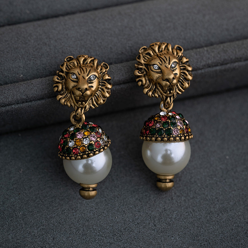 Boucles d'oreilles vintage en perles et tête de lion plaquées or