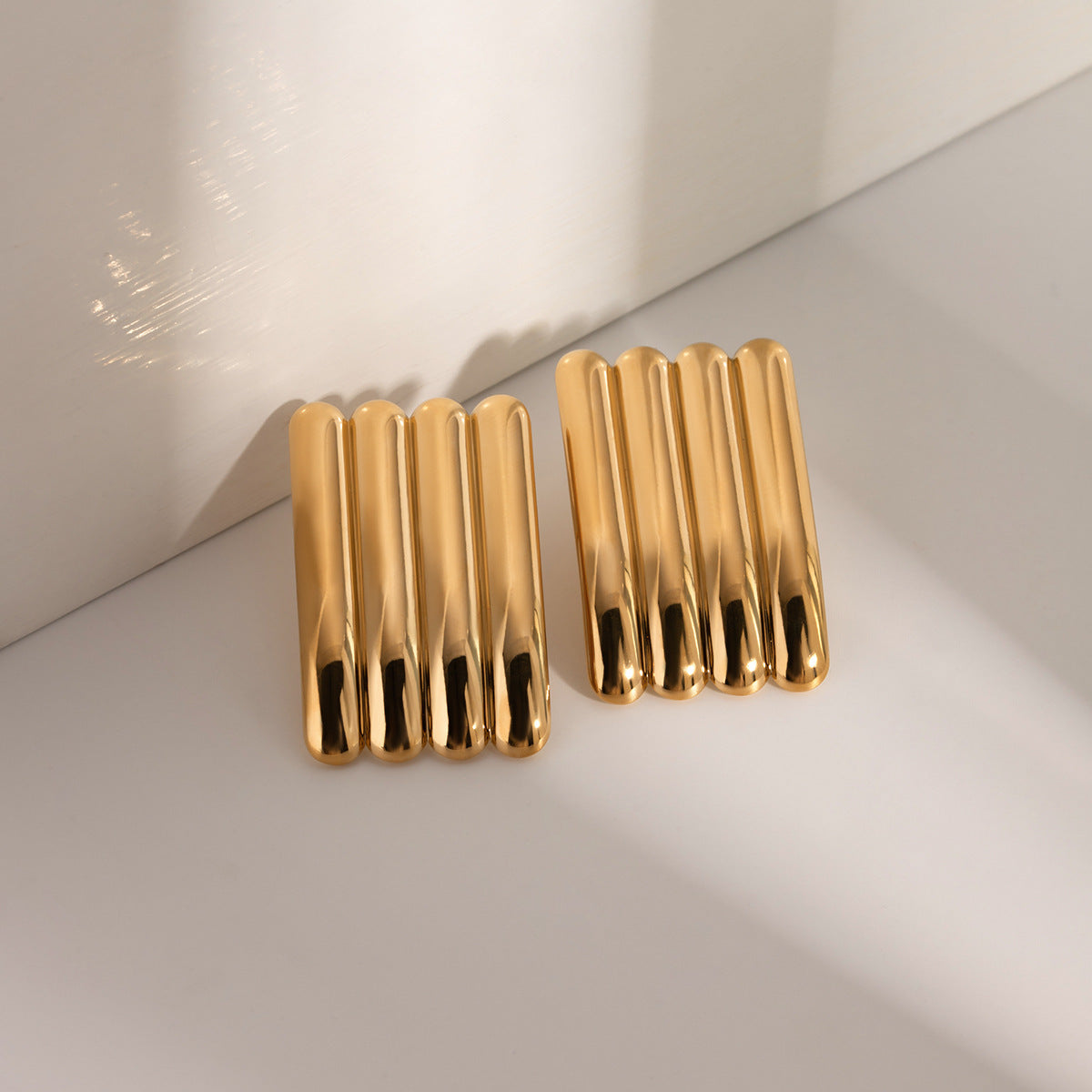 Boucles d'oreilles rayées en acier inoxydable plaqué or 18 carats