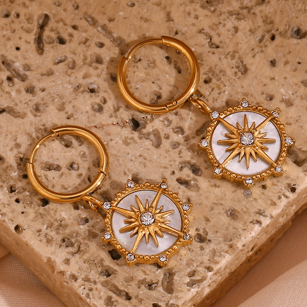 Boucles d'oreilles boussole en acier inoxydable plaqué or 18 carats et étoile de Bawn 