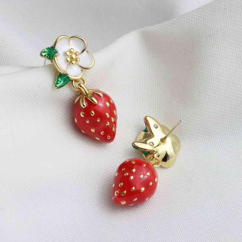 Boucles d’oreilles aux fraises peintes à la main en émail glacé