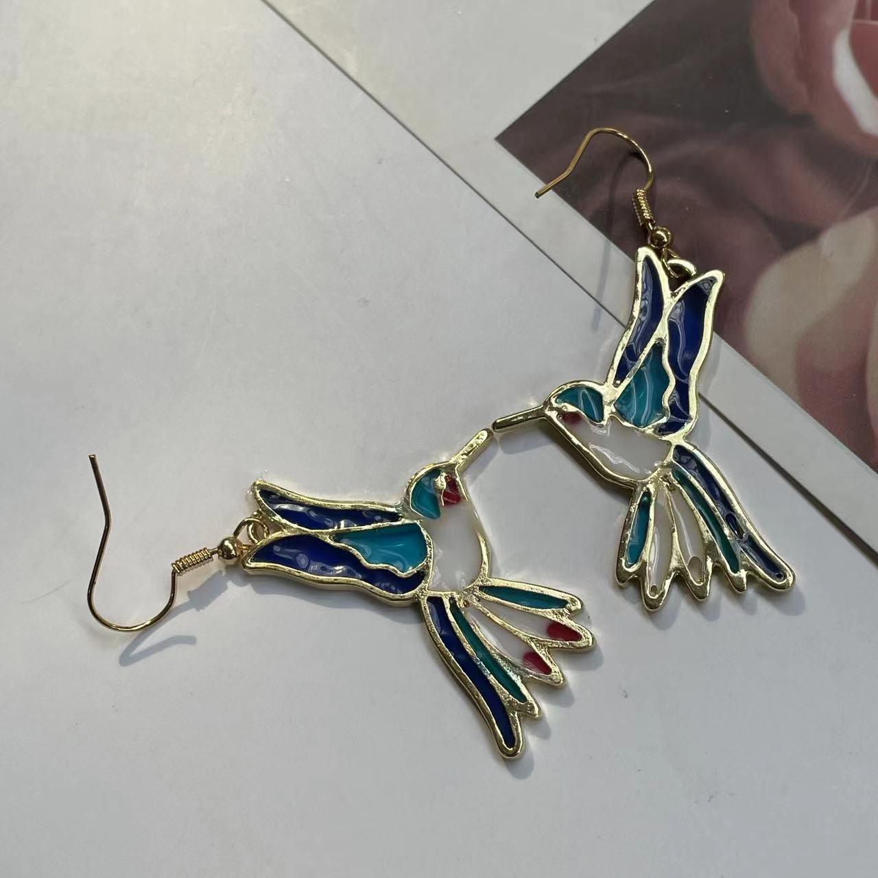 Boucles d'oreilles colibri colorées en émail à l'huile