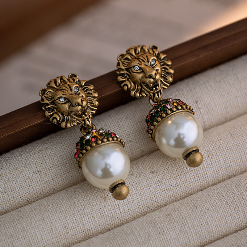 Boucles d'oreilles vintage en perles et tête de lion plaquées or