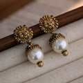 Boucles d'oreilles vintage en perles et tête de lion plaquées or
