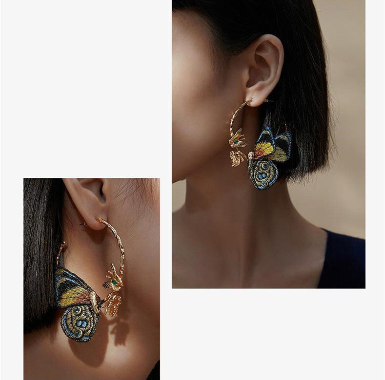 Boucles d'oreilles en cuivre avec broderie papillon