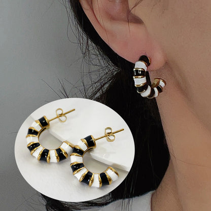 Boucles d'oreilles à tige en bambou en forme de C en émail émaillé goutte à goutte