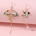 Boucles d'oreilles asymétriques grue émaillée plaqué or 18 carats