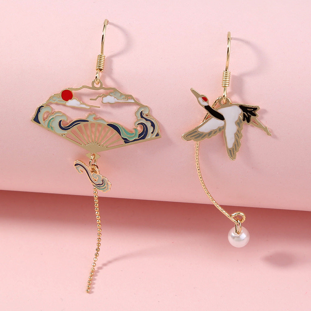 Boucles d'oreilles asymétriques grue émaillée plaqué or 18 carats