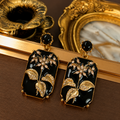 Boucles d'oreilles faites à la main en or 18 carats et émail noir