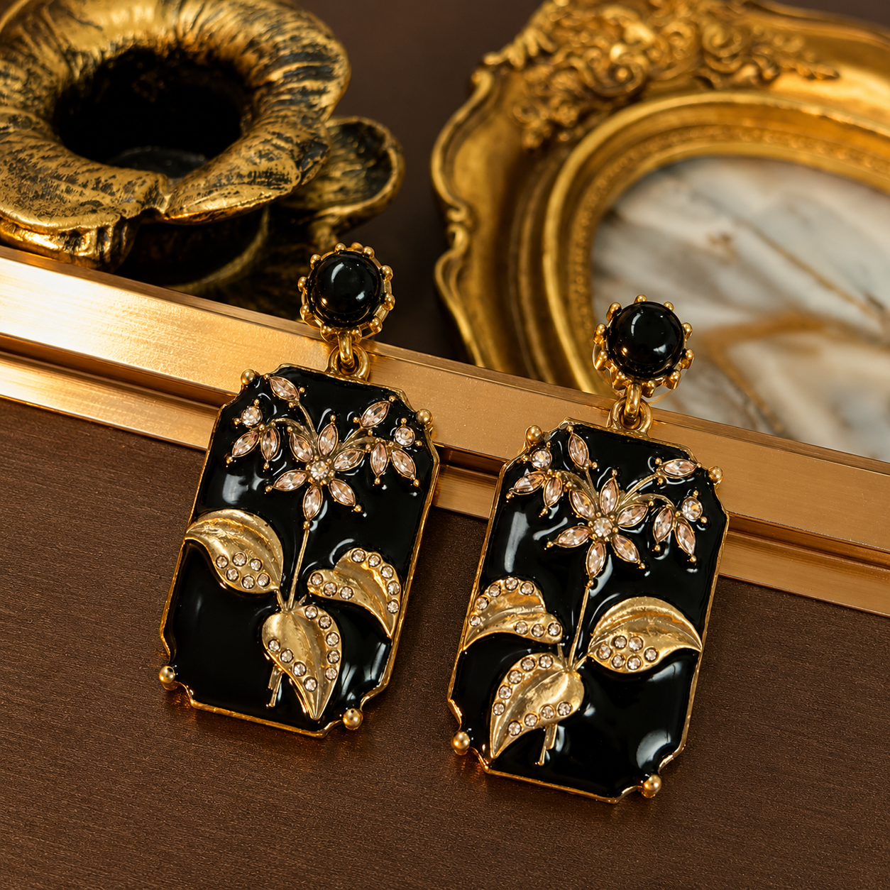 Boucles d'oreilles faites à la main en or 18 carats et émail noir