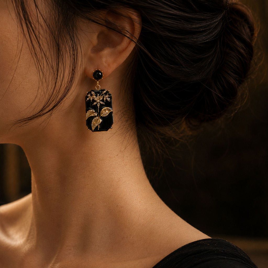 Boucles d'oreilles faites à la main en or 18 carats et émail noir