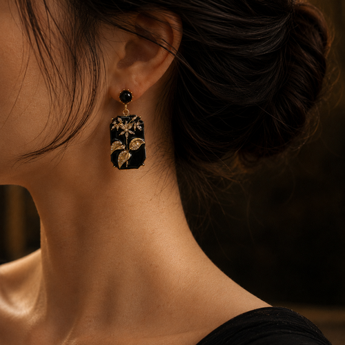 Boucles d'oreilles faites à la main en or 18 carats et émail noir