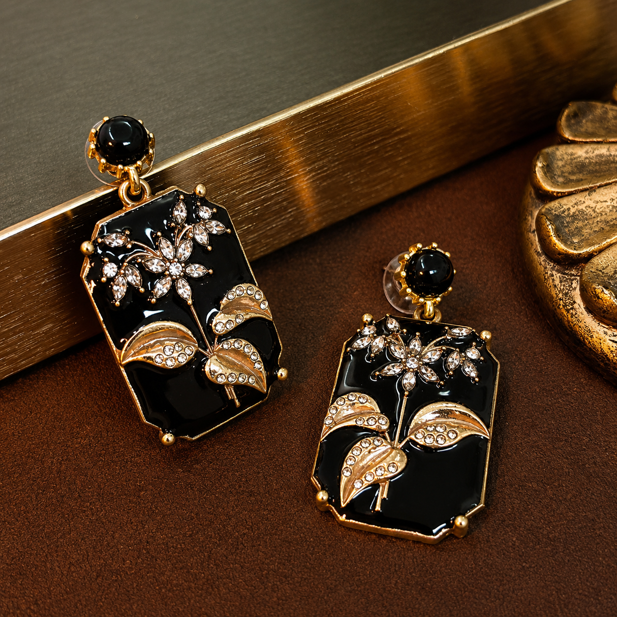 Boucles d'oreilles faites à la main en or 18 carats et émail noir