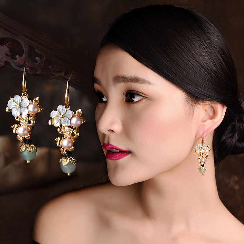 Boucles d'oreilles longues antiques à étal au sol