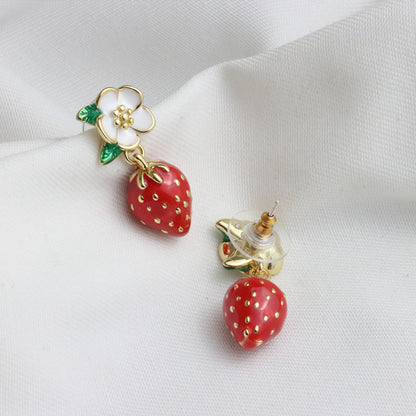 Boucles d’oreilles aux fraises peintes à la main en émail glacé