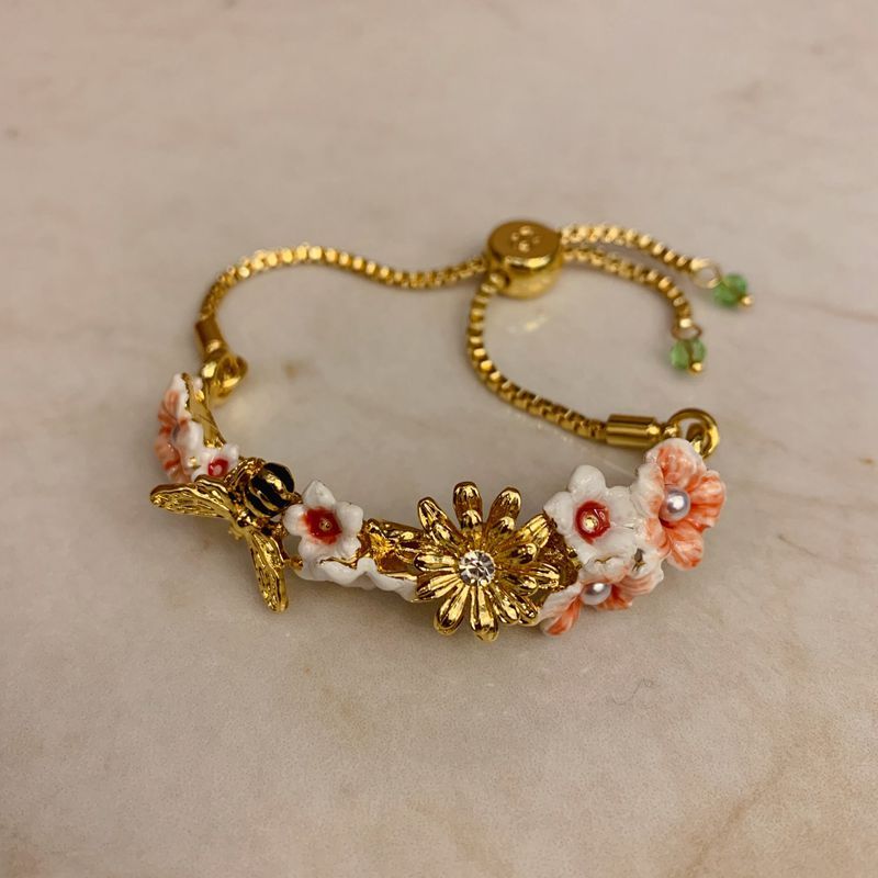 Set main et fleur abeille émaillées en or 18 carats
