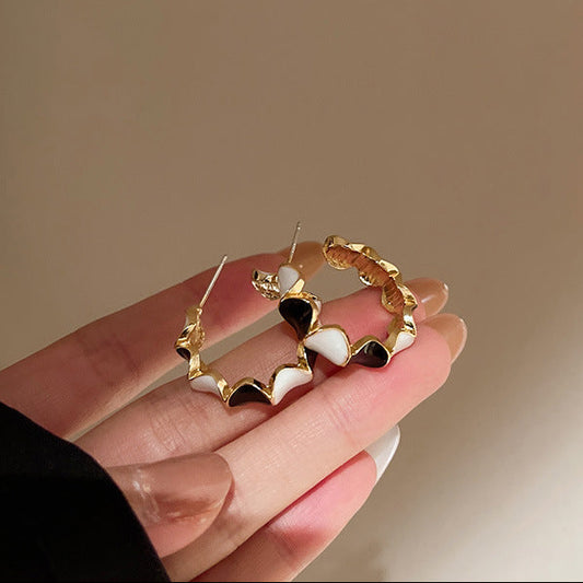 Black And White Love Heart Drop Oil C-shaped Hoop Earrings