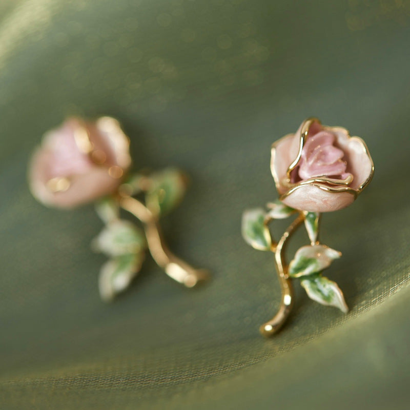 Boucles d'oreilles Rose émaillée, aiguille en argent