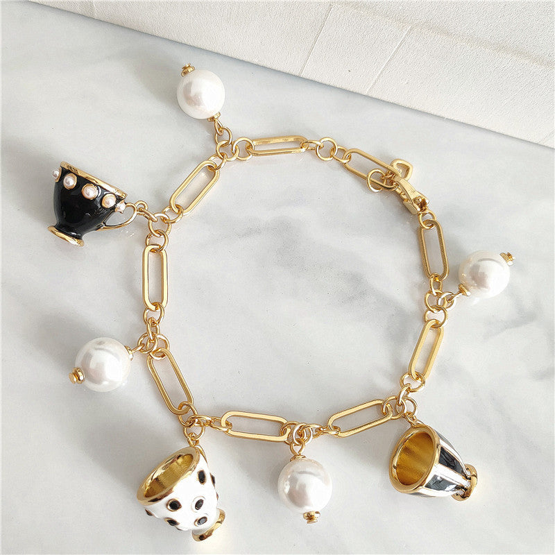 Bracelet en plaqué or 18 carats, émaillé et peint à la main, avec motif tasse de thé