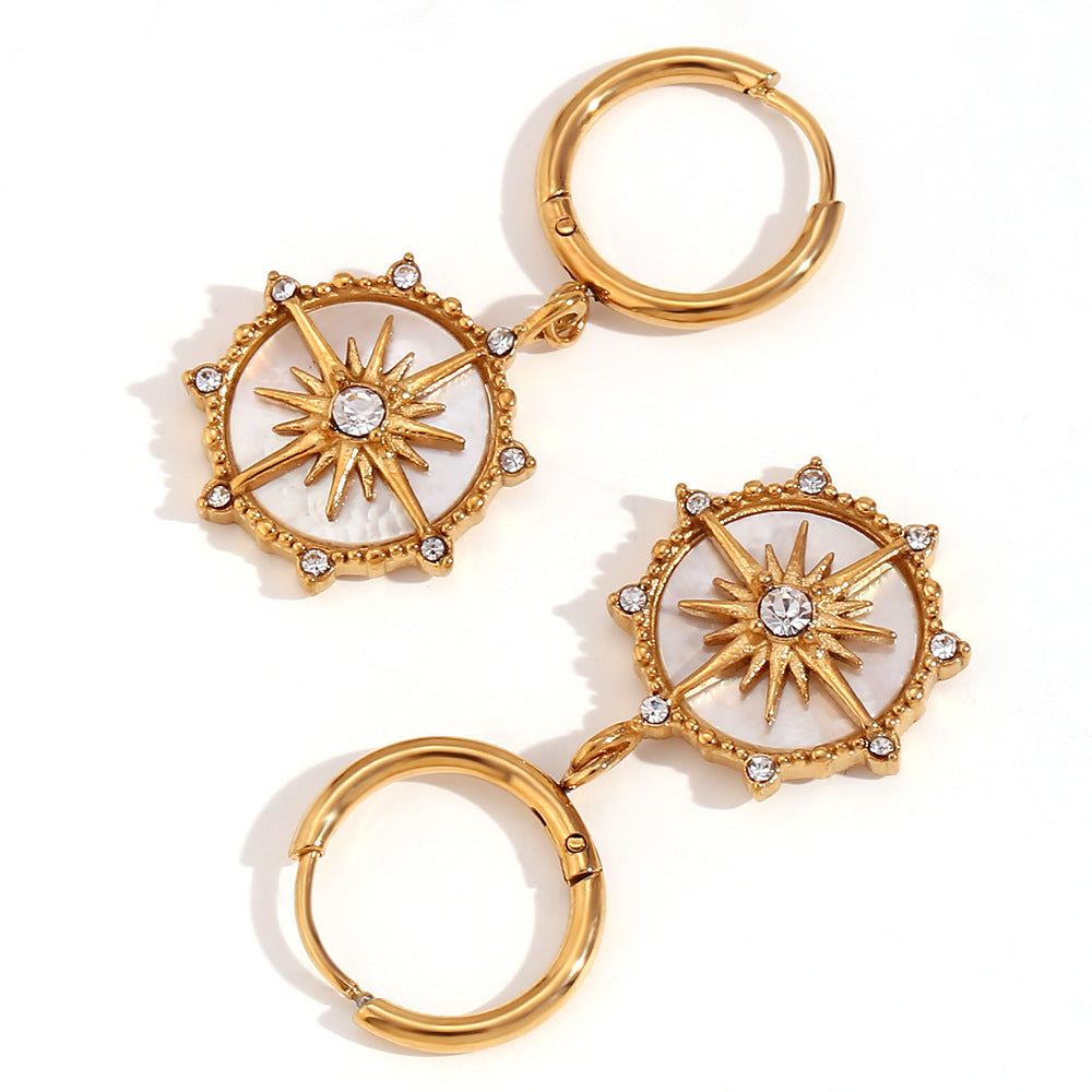Boucles d'oreilles boussole en acier inoxydable plaqué or 18 carats et étoile de Bawn 